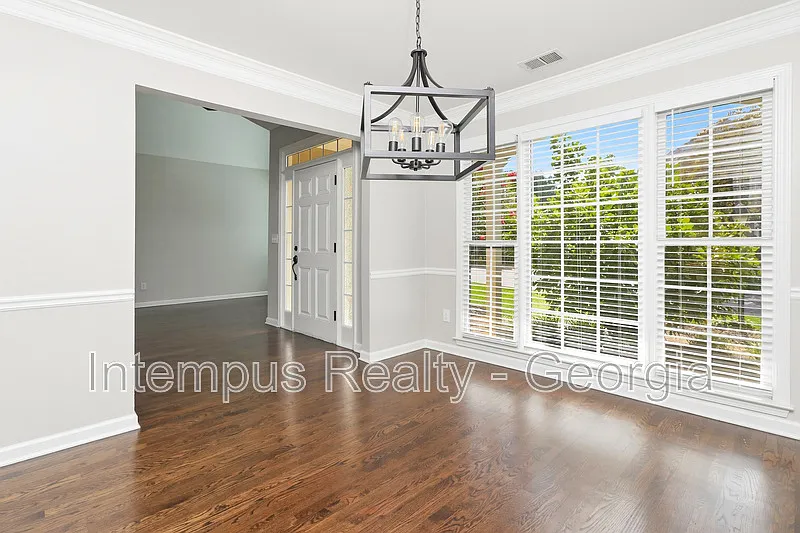 4 bed, 2.5 bath, 2316 sqft, $2,999 — Photo 3