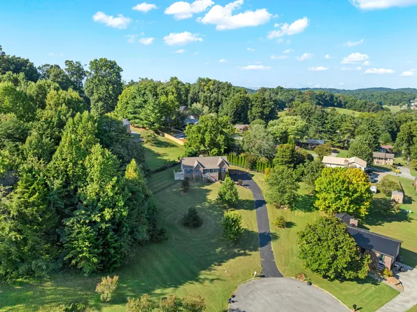 1580 Pin Oak Dr, Morristown, TN 37814