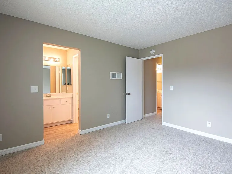 Oro Vista Apartments — Photo 11