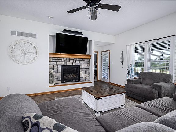 3rd image of 10037 Greenview Dr