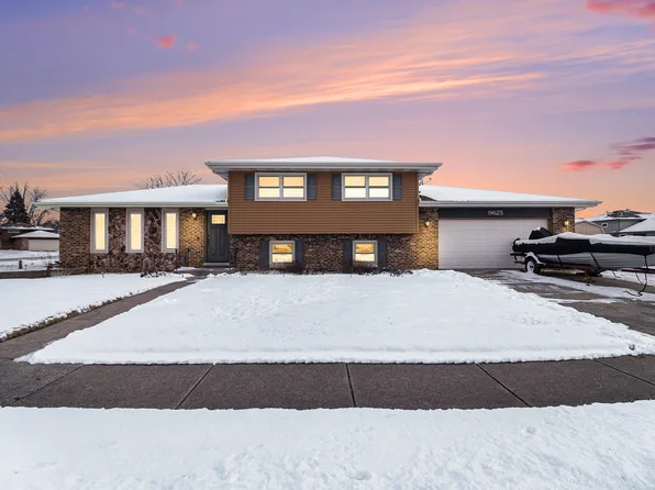 9825 Garfield Pl, Crown Point, IN 46307
