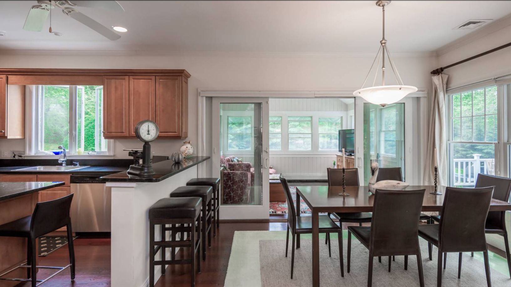  Dining area is adjacent to bonus den