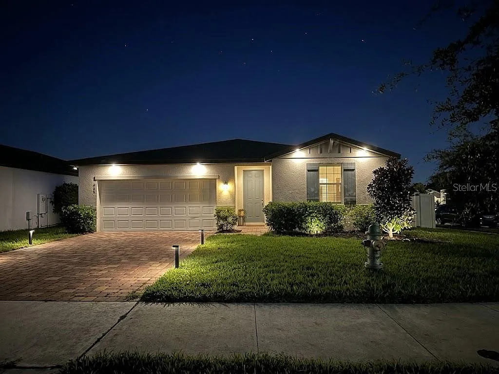 4 bed, 3.0 bath, 1978 sqft, $2,200 — Photo 2
