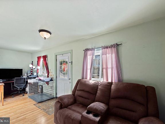 4th image of 43 E George St