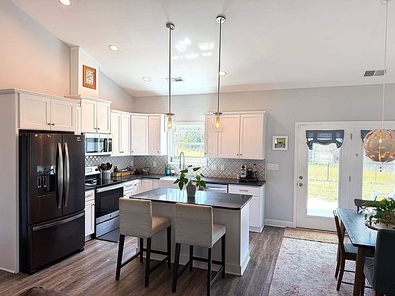 5th image of 1066 Fox Bay Rd.