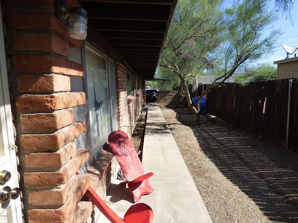 2nd image of 1821-1823 E Miles St