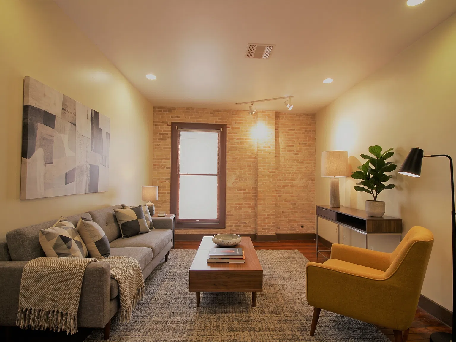 321 S Flores St — Photo 4