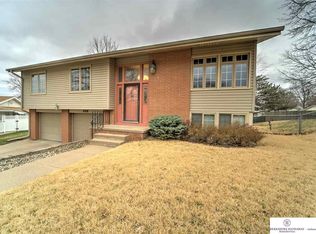 8208 Oak Pl, Ralston, NE 68127