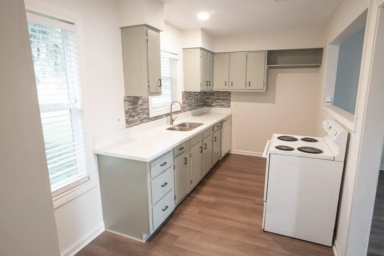 3 bed, 1.0 bath, 1283 sqft, $1,500 — Photo 2