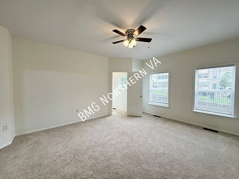 9508 Walker Way — Photo 10