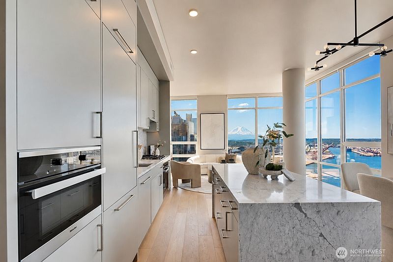 4th image of 121 Stewart Street #3704