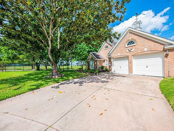 3rd image of 703 Acacia Pl