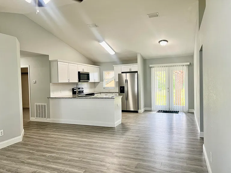 225 12th St SW — Photo 15