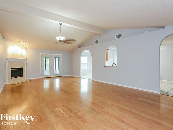 4th image of 932 Misty Mountain Dr W