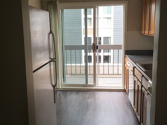 4th image of 907 N Milwaukee Ave APT 201