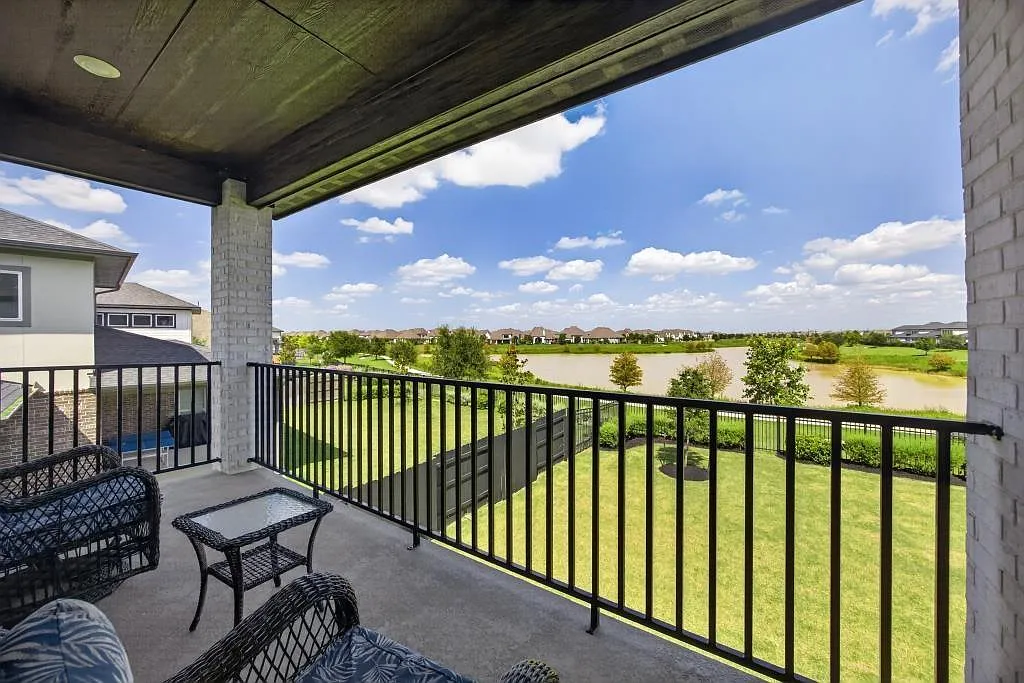 5 bed, 4.5 bath, 3664 sqft, $4,500 — Photo 2