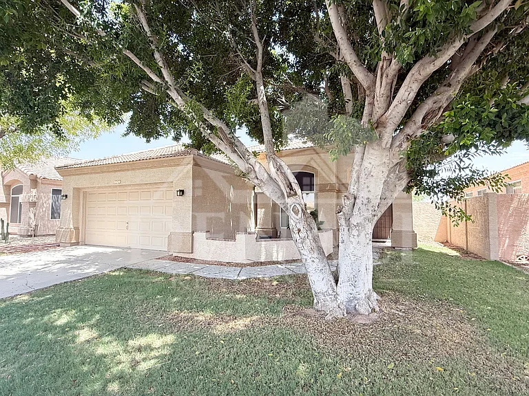 797 N Gregory Pl — Photo 2