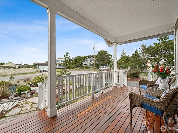 4th image of 907 Tall Ships Court SW