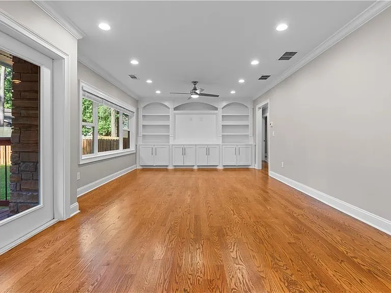 1841 Gainsborough Dr — Photo 14