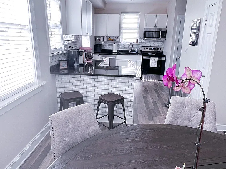 2415 Morton Ave — Photo 7