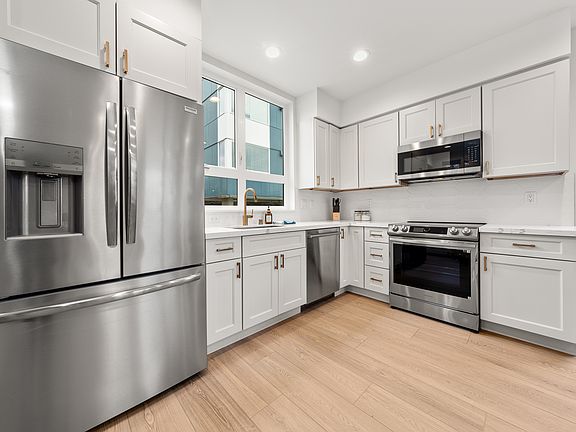 3rd image of 948 N 79th St