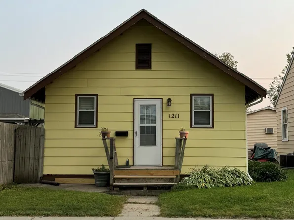 1211 1st Ave N, Grand Forks, ND 58203