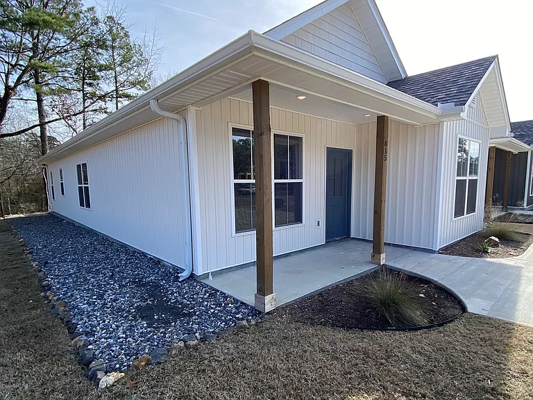 815 Brookside Dr — Photo 3