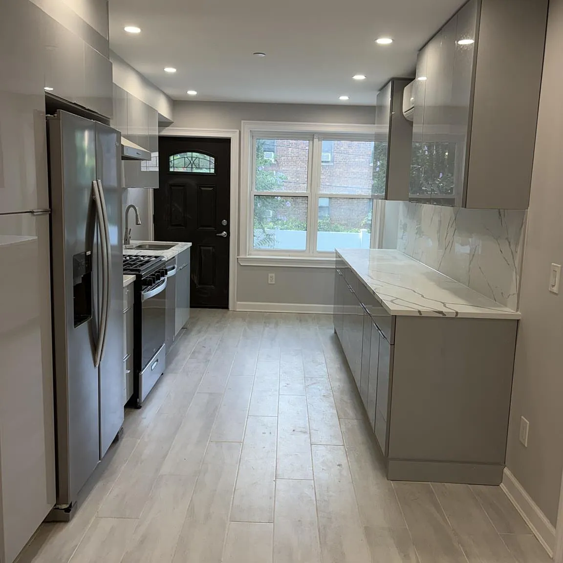 3 bed, 3.0 bath, 2943 sqft, $4,200 — Photo 2