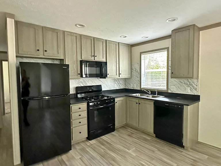 Colonial Manor — Photo 15