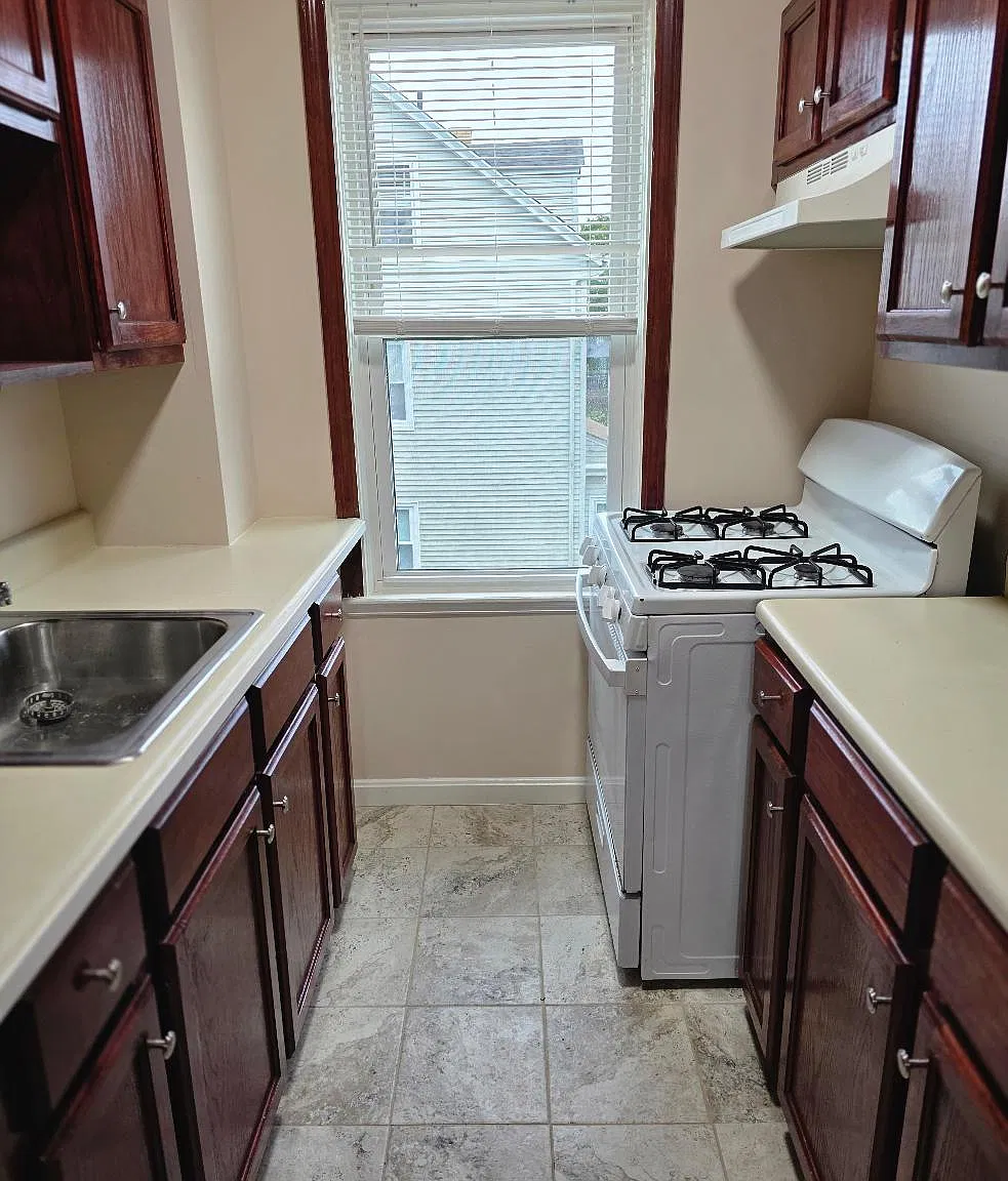 3 bed, 1400 sqft, $2,000 — Photo 3