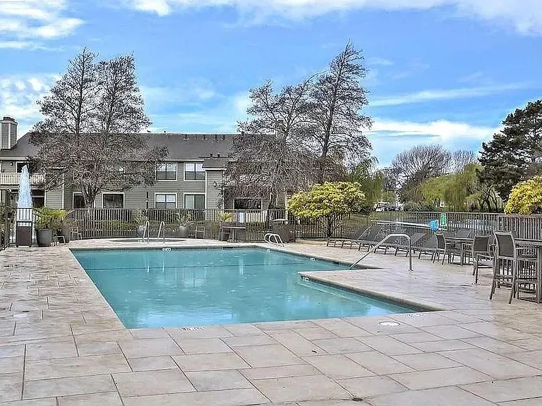 185 Lakeshore Ct — Photo 19