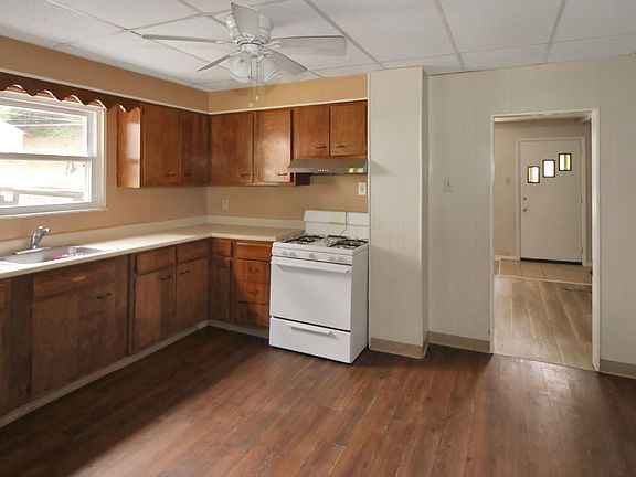 Kitchen: gas stove and refrigerator included