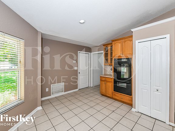 5th image of 325 Crabtree Ave