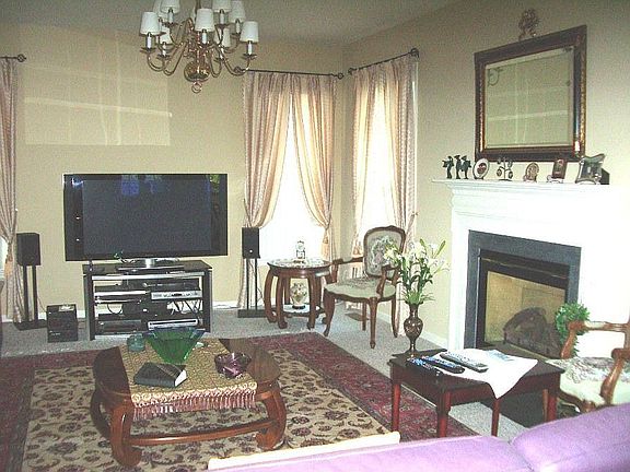 Cheerful Family Room with 3 windows