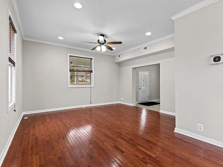 2510 Roslyn Ave — Photo 10