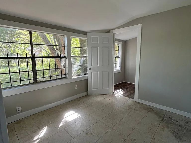2413 Queens Hwy — Photo 7