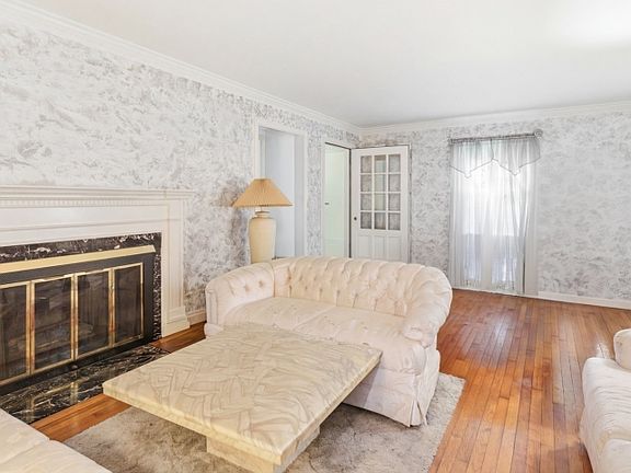 3rd image of 442 Seven Oaks Rd