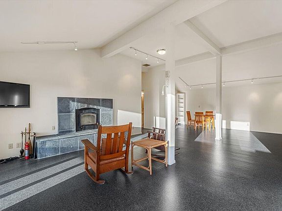 2nd image of 625 Kane Rd