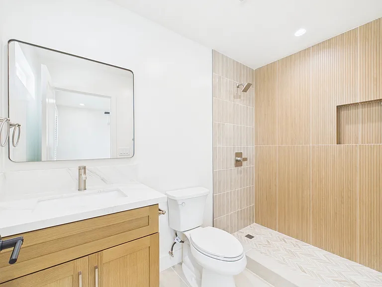 1126 W Redwood St — Photo 17