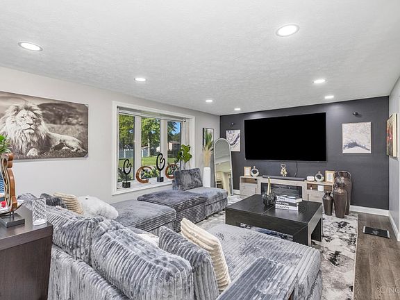 3rd image of 8147 Woodward Dr