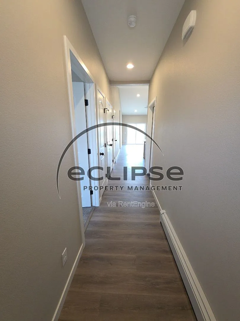 3 bed, 2.0 bath, 1275 sqft, $1,950 — Photo 3