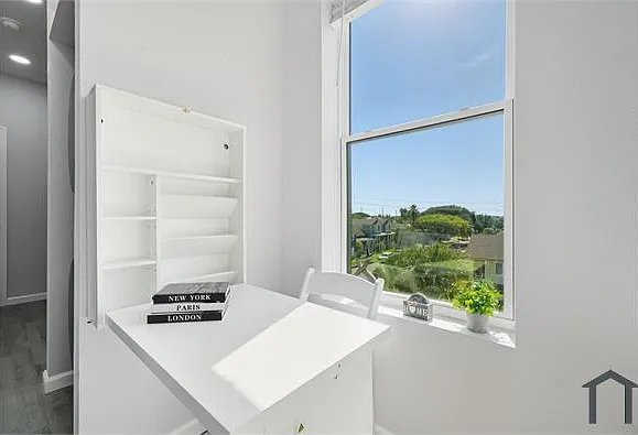 Studio, 300 sqft, $999 — Photo 2