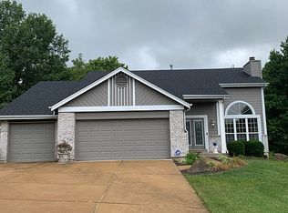 567 Enchanted Pkwy, Ballwin, MO 63021