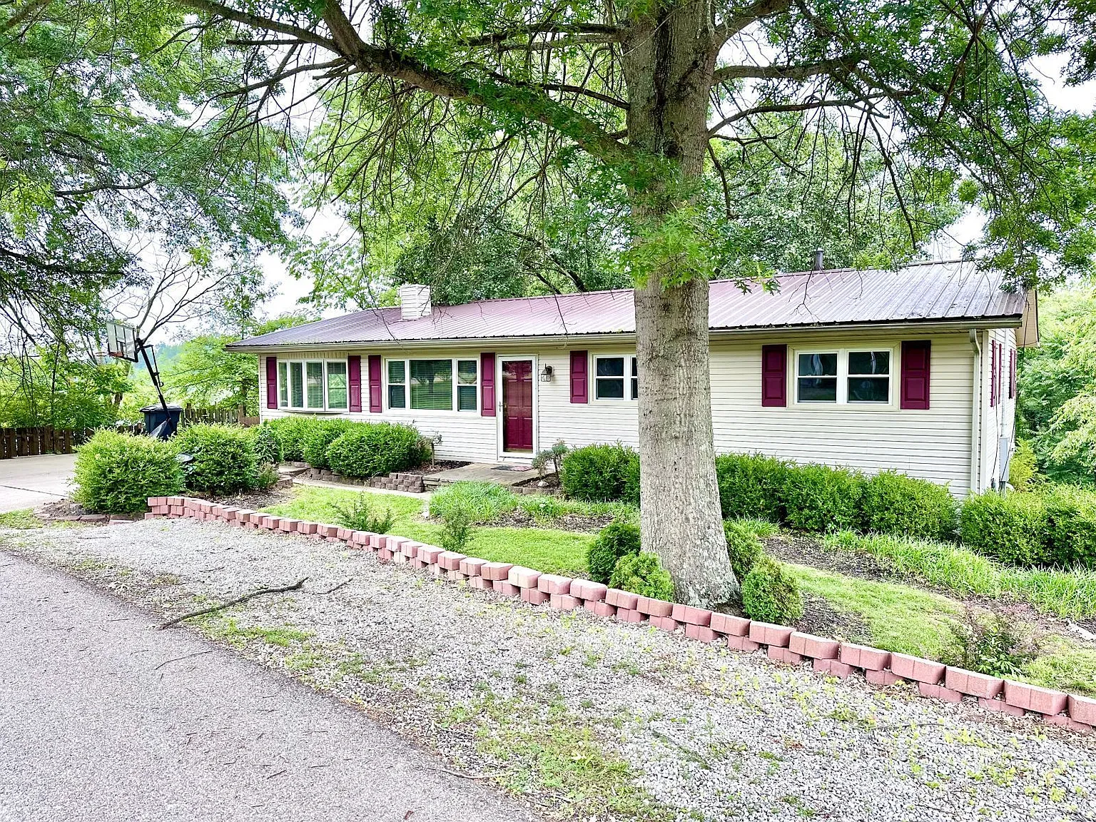 300 Sanders Dr photo 1