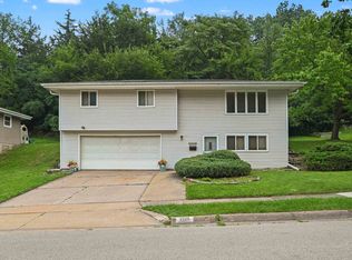 2920 Wildwood Dr, Dubuque, IA 52001