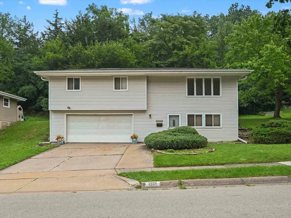 2920 Wildwood Dr, Dubuque, IA 52001