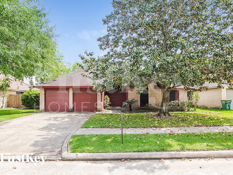 1055 Margate Dr — Photo 1
