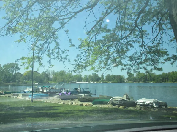 190 Brentwood Dr #190, White Lake, MI 48386