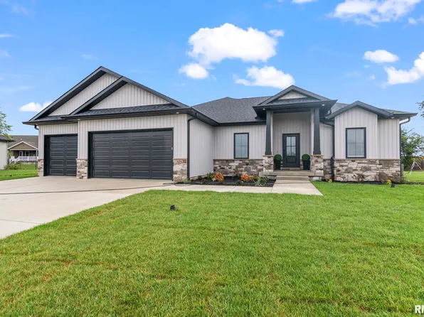 424 Manor Hill Dr, Chatham, IL 62629