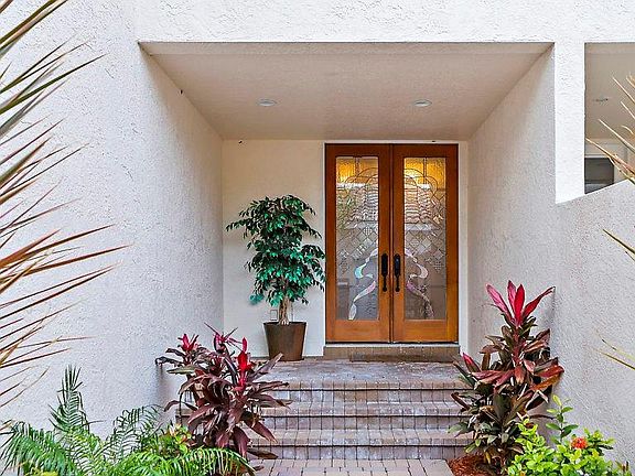 3rd image of 926 Pinellas Bayway S